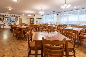 弗雷斯塔帕若德霍斯特利斯奇蒙酒店的餐厅设有木桌、椅子和窗户。