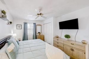 默特尔比奇White River 31-I的一间卧室配有一张床和一台平面电视