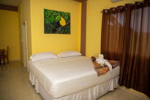 圣伊格纳西奥La Cascada Stays的黄色墙壁客房的两张床