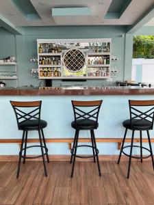 圣伊格纳西奥La Cascada Stays的吧台前有三把椅子的酒吧