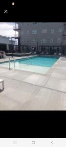 盐湖城Downtown SLC Apt w/amenities的大楼前的大型游泳池