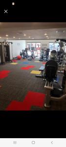 盐湖城Downtown SLC Apt w/amenities的一间健身房,里面设有许多健身器材