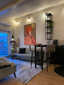 威斯巴登Stay at Smilla - Boutique Apartments mit Küche - Parken - Klima - Netflix - Waschmaschine的客厅配有桌子和沙发