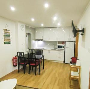 加亚新城Herama Garden Guesthouse的厨房以及带桌椅的用餐室。