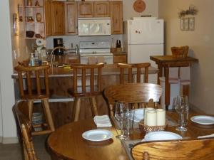 卡纳布Red Rock Hacienda的厨房配有桌椅和冰箱。