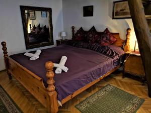 布达佩斯机车旅馆的一间卧室配有一张大木床,两英尺长