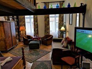 布达佩斯机车旅馆的客厅设有电视及视频游戏