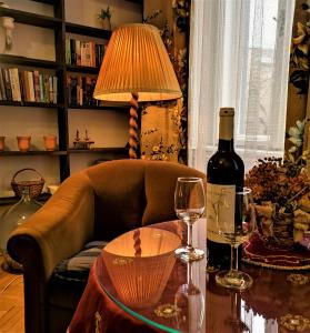 布达佩斯机车旅馆的客厅配有沙发和带酒杯的桌子