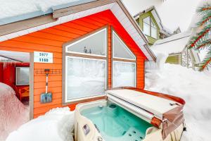 大白山Snow Pines & Ice and Cozy的雪中带热水浴缸的小房子