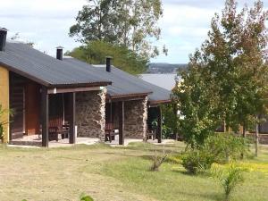 塔夸伦博La Araucana的湖景小木屋