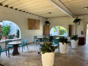East EndBeachfront At Crystal Cove的用餐室配有桌椅和植物