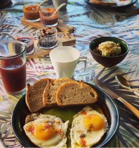 PaopaoFare Haurevaiti Moorea的桌上的一盘鸡蛋和面包