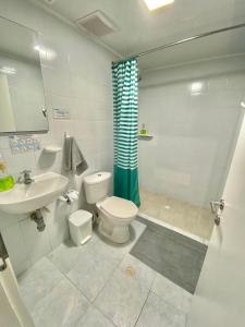 圣安德烈斯Alojamientos Neca的浴室配有卫生间、盥洗盆和淋浴。