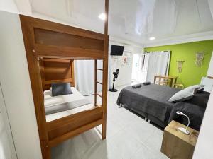圣安德烈斯Alojamientos Neca的一间卧室配有双层床