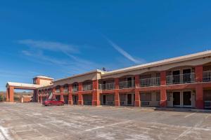 布莱斯Quality Inn Blythe I-10的停车场内有停车位的建筑物