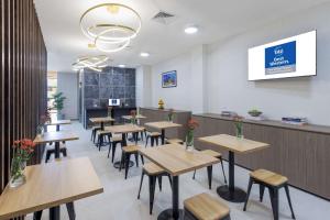 墨尔本Best Western Queen Victoria Market Hotel的餐厅内带桌椅的用餐室