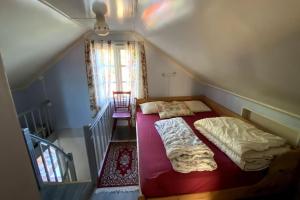 法尔松Hytte at Oyvoll in Farsund的阁楼卧室设有一张床和一个楼梯