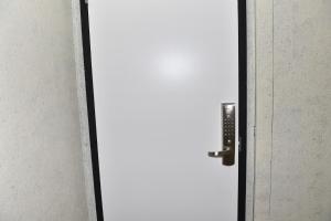 小樽Motel inn Minami Otaru / Vacation STAY 50444的一间房间里一扇带银把手的白色门