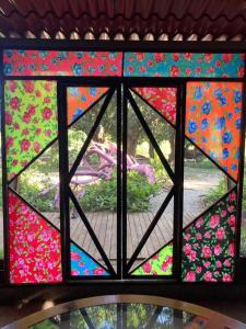 Santa María HuatulcoPlanta Glamp Farm的彩色玻璃窗,享有花园景色