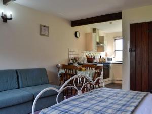 Llanfihangel-Bryn-PabuanRobins Retreat - Uk6548的客厅配有沙发和桌椅