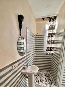 马拉喀什Riad Allal的一间带水槽和淋浴的浴室