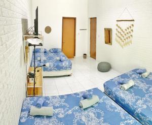 万隆OsteL By OstiC的一间房间,房间内设有三张蓝色的床