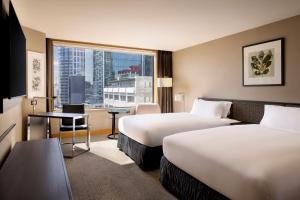 奥克兰奥克兰 JW 万豪酒店的酒店客房设有两张床和大窗户。