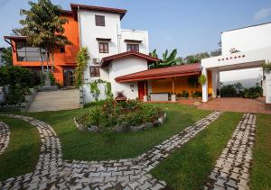 科伦坡微风天堂酒店的前面有花园的房子