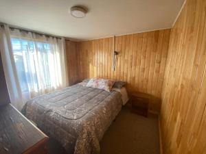蒙特港Hospedaje & Alojamientos Hilda的一间小卧室,配有床和窗户