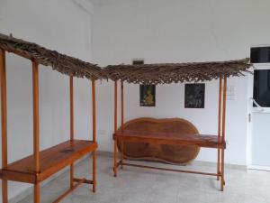 波隆纳鲁沃Green Parrot Family Resort的客房设有一张木床和一张桌子。
