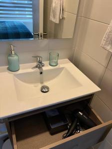 圣地亚哥Depto nuevo en Santiago的浴室设有白色水槽和镜子