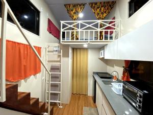 别霍港Tiny house with extended camping area for large groups的一间小厨房,房间内设有楼梯