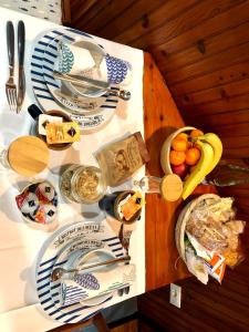 蒙特罗索阿尔马雷德尔多甘尼耶度假屋的桌上放有盘子和碗的食物