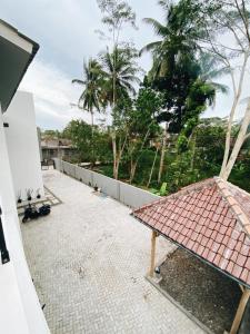 庞岸达兰Kmanda House的房屋的阳台享有风景。