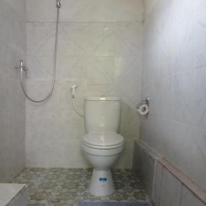 BanjarangkanBalicamper的一间带卫生间和淋浴的浴室