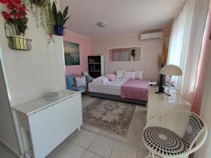 扎博里克Apartments Bionda - seafront的卧室配有1张床、1张桌子和1把椅子