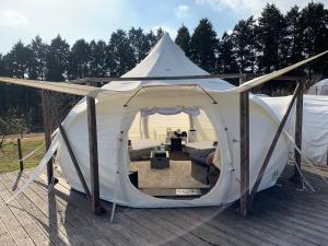 Kujuくじゅう花公園　キャンピングリゾート花と星的白色帐篷,设有客厅