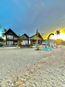 珀尼达岛Khamara Nusa Penida的海滩别墅与度假村