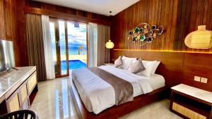 珀尼达岛Khamara Nusa Penida的一间卧室配有一张床,享有海景