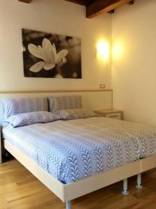 里奥马哲雷美好生活旅馆的卧室内的一张蓝色棉被