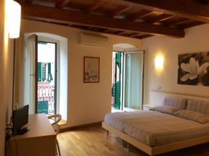 里奥马哲雷美好生活旅馆的卧室配有一张床、一张书桌和窗户。