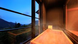 箱根Bettei Koyoi (Adult Only)的客房设有大窗户和浴缸。