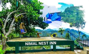 埃拉Ella Nimal Nest Inn的一张带有标志的长凳,上面写着一个初始的巢穴旅馆
