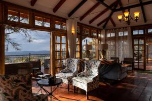 恩戈罗恩戈罗Lions Paw Ngorongoro的客厅配有沙发和椅子