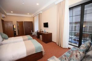 巴库Auroom Hotel的酒店客房设有两张床和窗户。