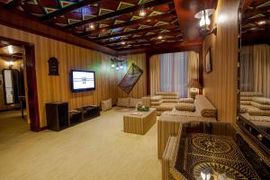 马斯喀特HAFFA HOUSE HOTEL的带沙发和电视的客厅