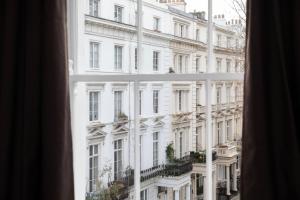 伦敦Bob W Hyde Park的享有白色大建筑的窗户景色