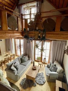 什切尔克Domek na Cuplu - opcjonalnie balia jacuzzi的带沙发、桌子和窗户的客厅