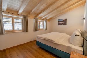奥伯斯特多夫Waldgut的一间卧室设有一张床和两个窗户。