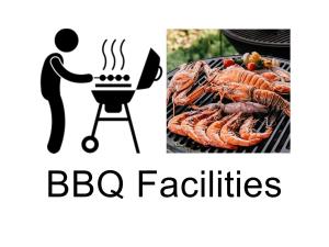名古屋Family Vacation Suites的烧烤架上的男士烹饪食物和烧烤设备标志